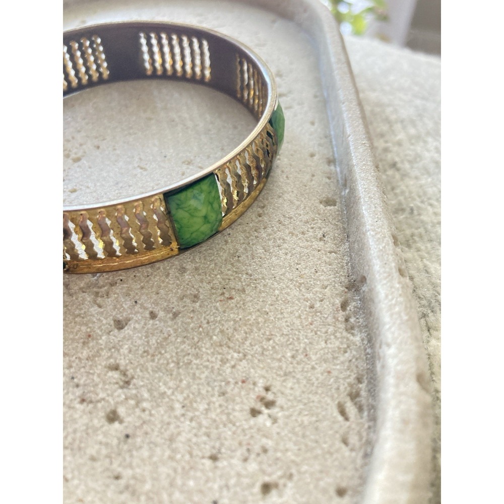 Vintage Openwork Gold Tone Bangle Bracelet Green Cabochon Faux Stone‎ Textured - Picture 4 of 7